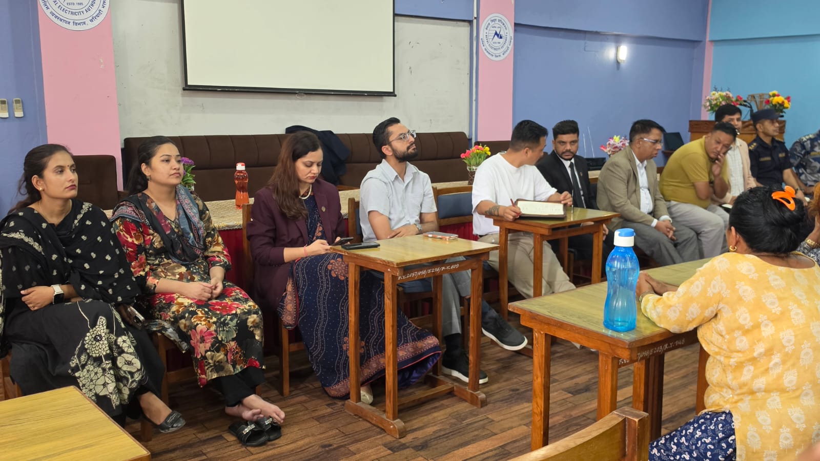मन्त्रीहरूको जम्बो टोली खरिपाटीको होल्डिङ सेन्टरमाः सुकुमबासी नागरिकसँग गरे प्रत्यक्ष छलफल