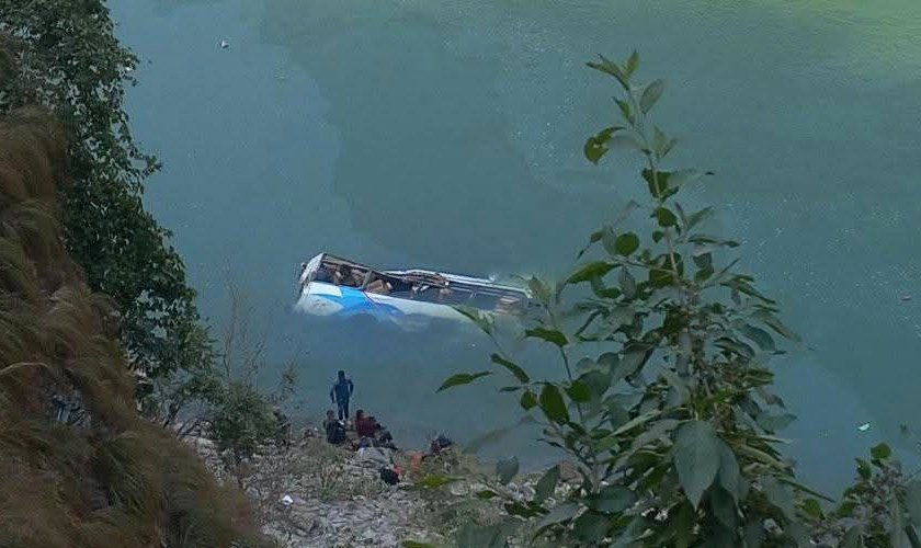 तामाकोशी नदीमा बस दुर्घटना : पाँच जनाको शव निकालियो