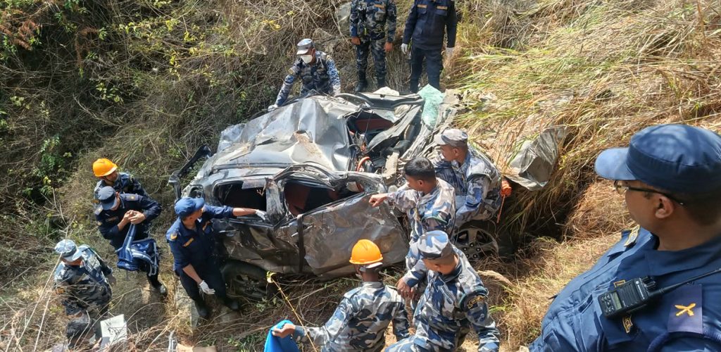 दक्षिणकालीमा कार भिरबाट ७ सय मिटर तल खस्यो, एक जनाको घटनास्थलमै मृत्यु