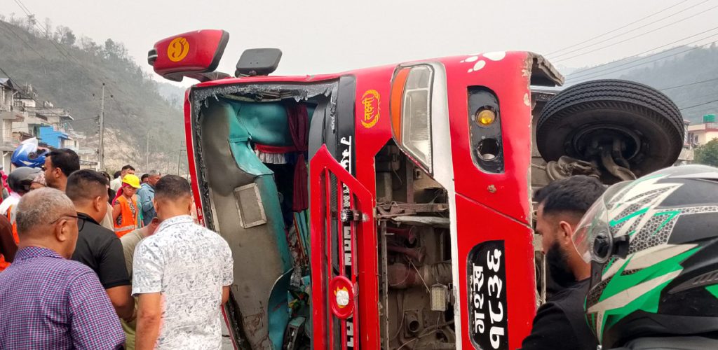 तनहुँको शुक्लागण्डकीमा बस दुर्घटनाः २ को मृत्यु, २७ घाइतेलाई पोखरा रिफर
