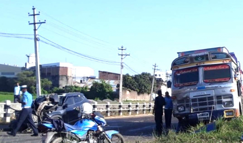 ट्याङकरले कारलाई ठक्कर दिँदा ३ जनाको मृत्यु
