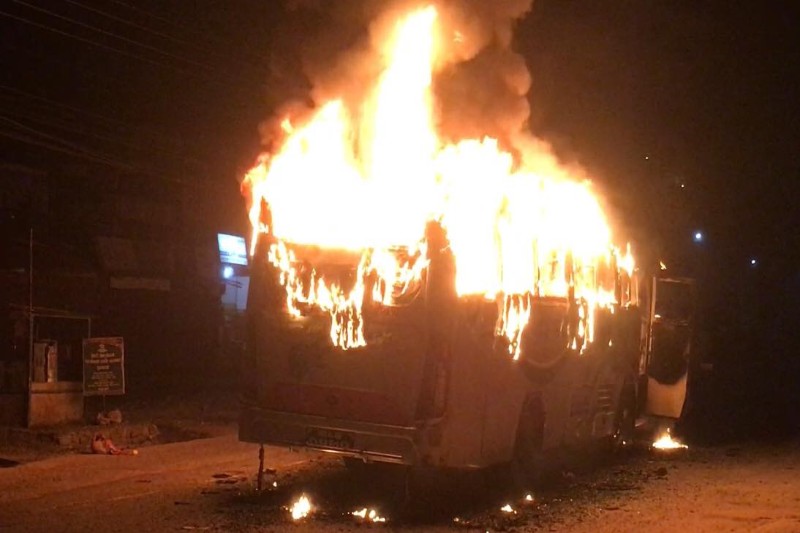 गुडिरहेको बसमा आगलागी, यात्रु सकुशल