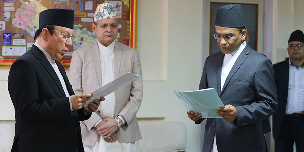 नवनियुक्त गभर्नर पौडेलले प्रधानन्यायाधीशबाट लिए शपथ