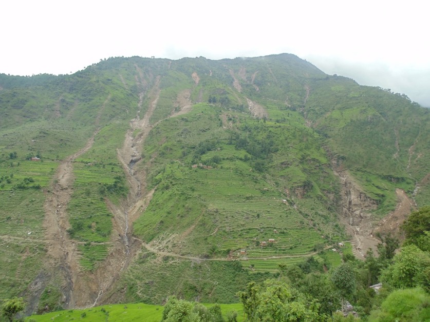 दलित बस्तीका १० घर पहिरोको उच्च जोखिममा