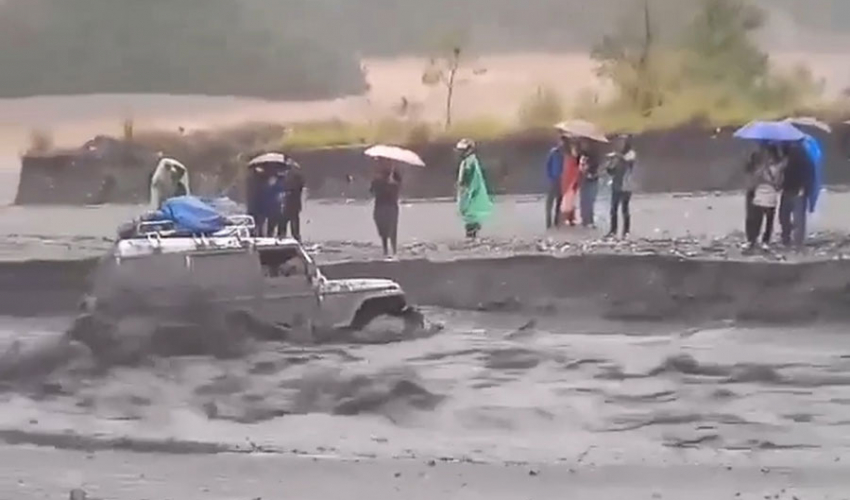 गुल्मीमा खोलाले जीप बगायो