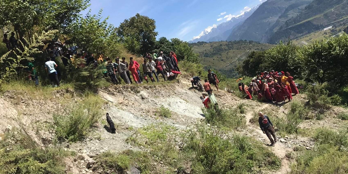 एक पुरुष मृत फेला
