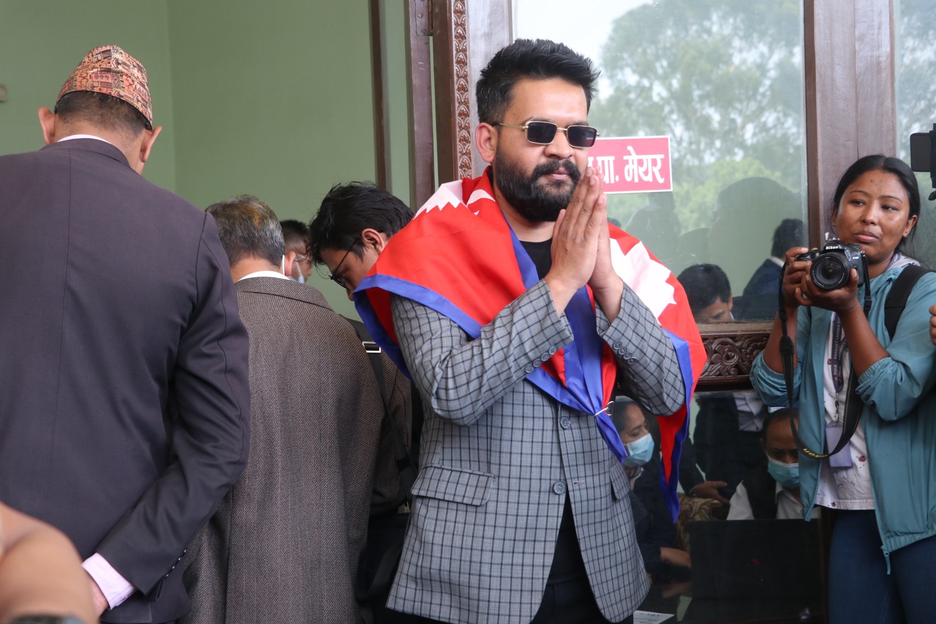 बालेन शाहले गराए काठमाडौंको मेयरमा उम्मेदवारी दर्ता