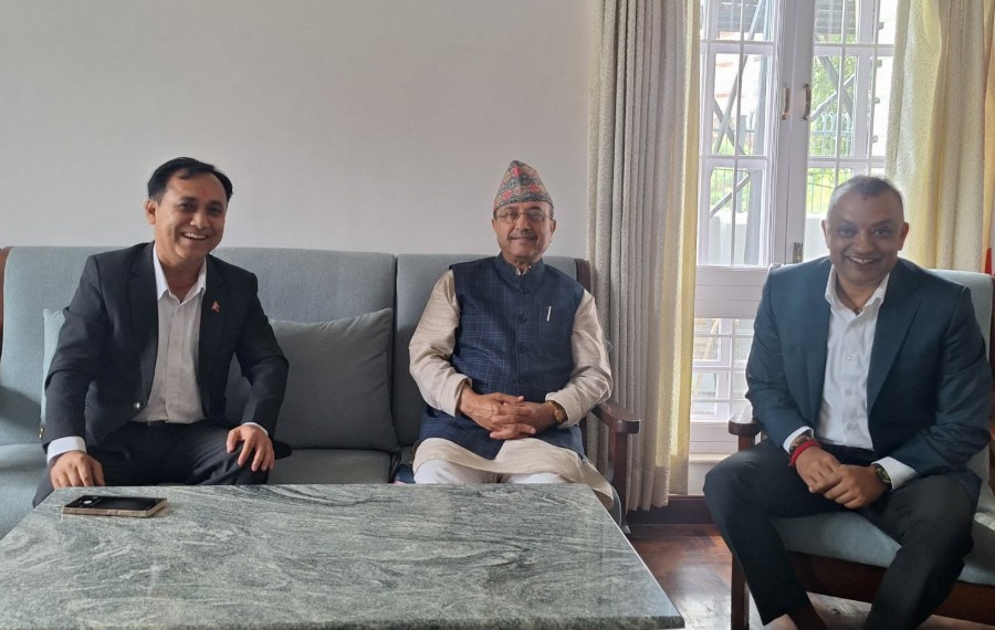 कांग्रेस सभापति थापा र उपसभापति शर्माद्वारा नेता खड्कासँग भेटवार्ता