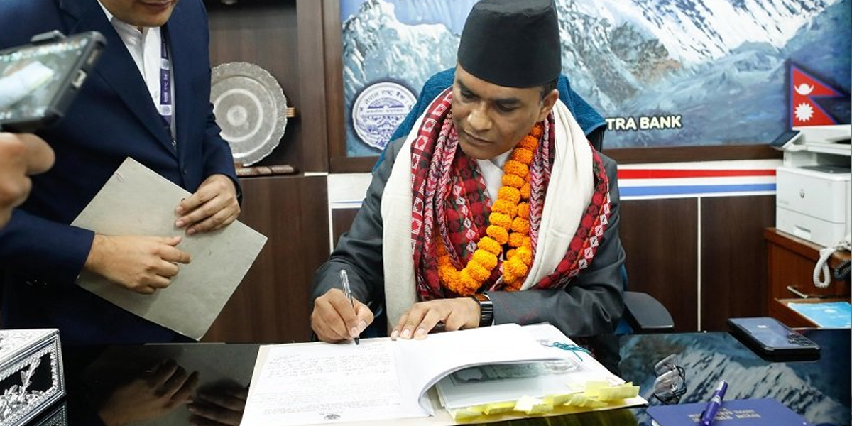 नवनियुक्त गभर्नर पौडेलले गरे पदभार ग्रहण
