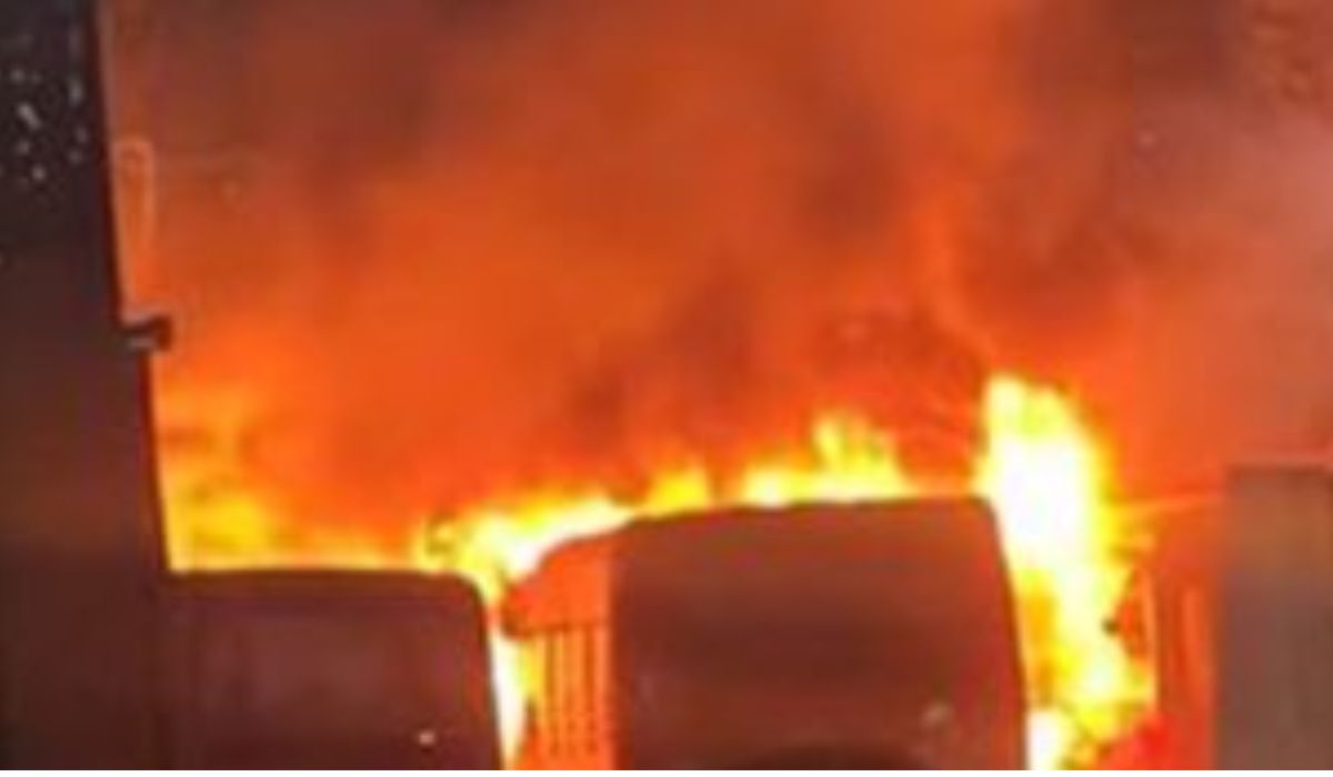 धरानमा पार्किङ बसमा आगलागी