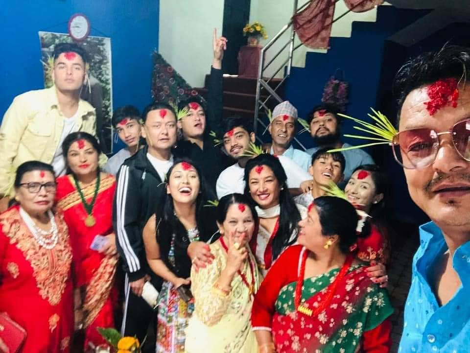 तस्वीरमा कलाकारको दशैं