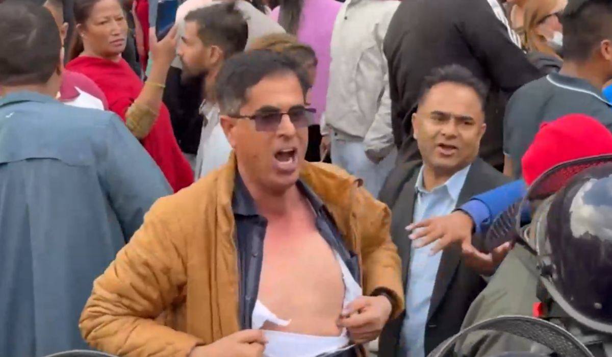 मलाई गोली ठोक्नुस भन्दै गाउँपालिकाका अध्यक्ष ओझा प्रदर्शनमा