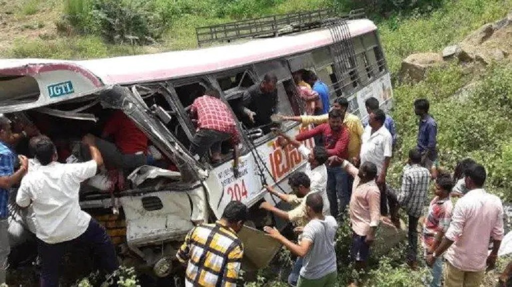 पाकिस्तानमा यात्रुबाहक बस दुर्घटना, १३ जनाको मृत्यु