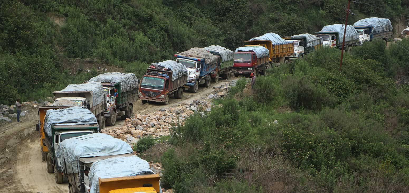 फोहोर बोकेर बन्चरेडाँडा गएका सवारीसाधनमा स्थानीयले फेरि गरे अवरोध