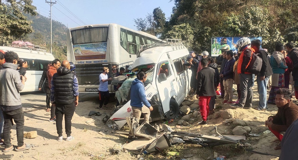 बस र माइक्रोबस ठोक्किँदा एकको मृत्यु, १४ घाइते