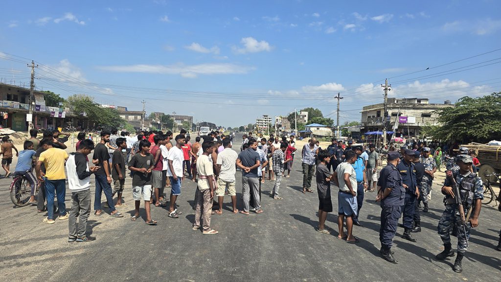 सिरहामा प्रधानमन्त्रीको राजीनामा माग्दै पूर्व–पश्चिम राजमार्ग अवरुद्ध