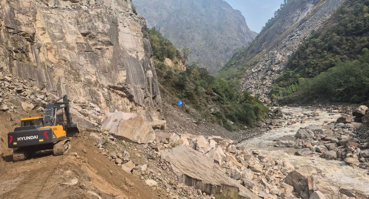 बेनिघाट–लार्के सडकः कालोभीरको पहिरो छल्न वैकल्पिक ट्रयाक खोल्न सुरु