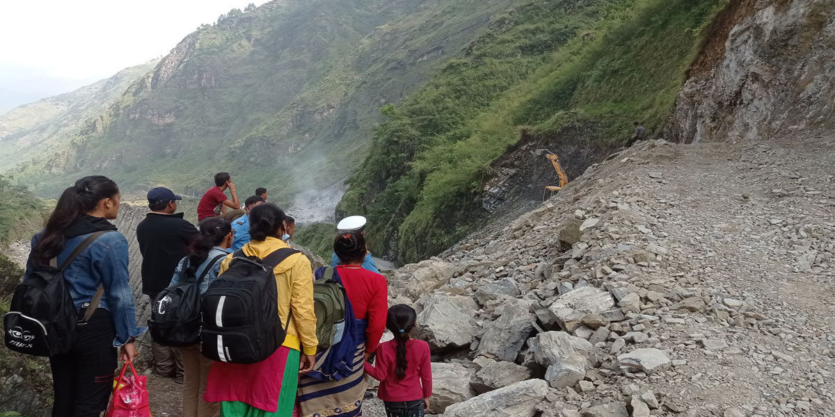 सडक अवरुद्व हुँदा बिरामीलाई समस्या