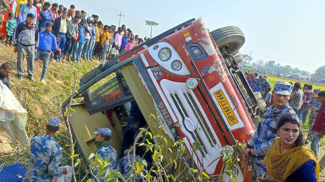 पश्चिम नवलपरासीमा भारतीय तीर्थयात्री बोकेको बस दुर्घटना, ४५ जना घाइते