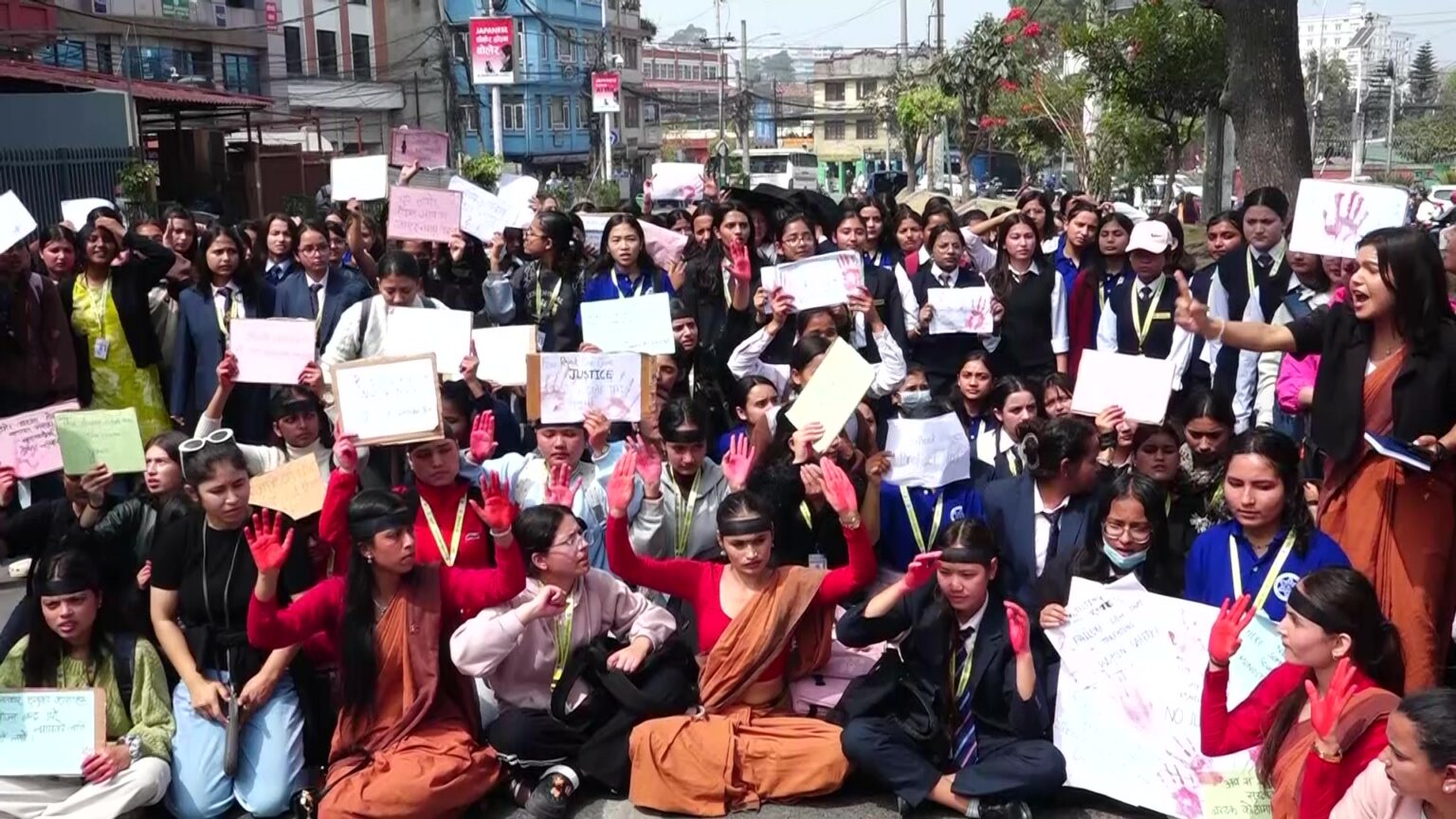 इनिशा विक हत्या  प्रकरणमा न्यायकाे माग राख्दै  विद्यार्थी सडकमा