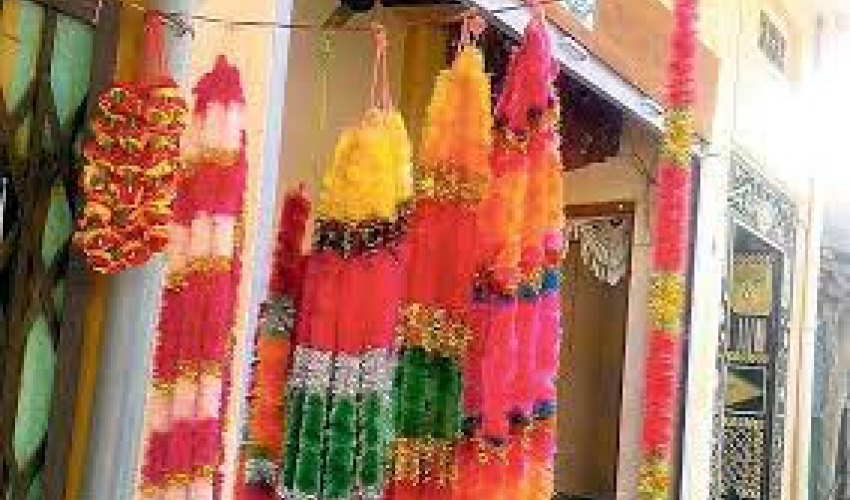 कृत्रिम प्लास्टिक मालाको माग बढ्यो