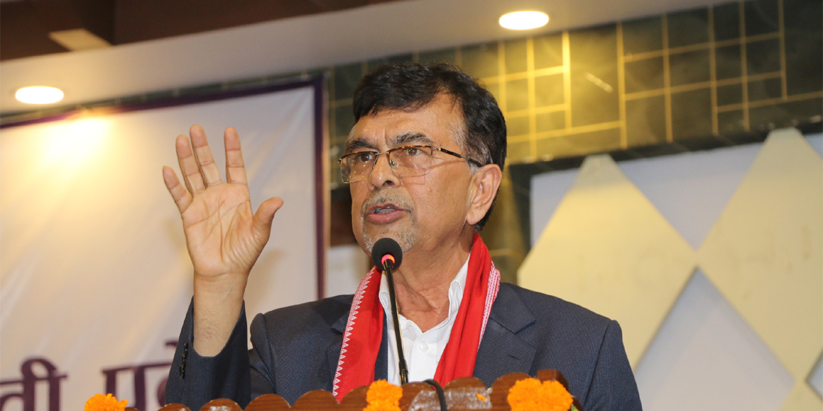 मुख्यमन्त्री पाण्डे राजीनामा दिँदै 