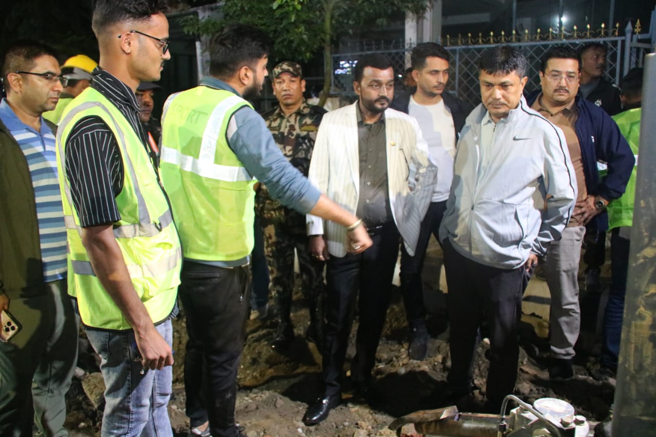 काठमाडौंका सडकमा मध्यराति खानेपानीमन्त्री यादवको छड्के