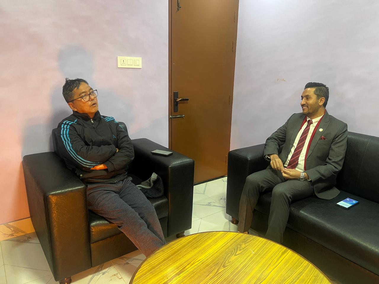 निर्वाचनको वातावरण बनाउन सञ्चारमन्त्री खरेल र लिङ्देनबीच भेट