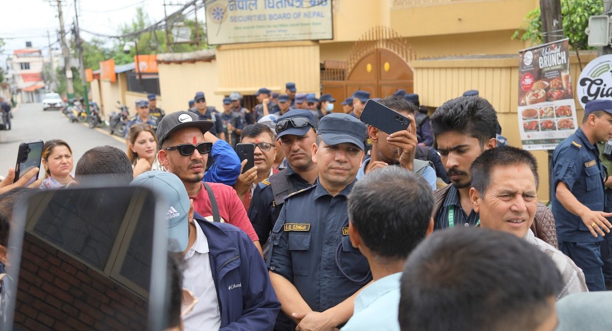 सेयर बजारमा लगातारको गिरावटपछि आक्रोशित लगानीकर्ताद्वारा धितोपत्र बोर्ड घेराउ