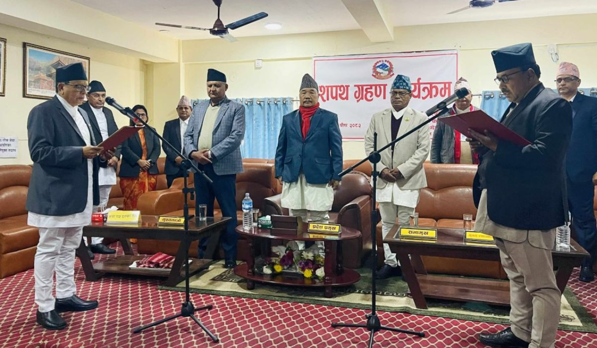 लुम्बिनी प्रदेश लोक सेवा आयोगका अध्यक्ष र सदस्यले लिए शपथ