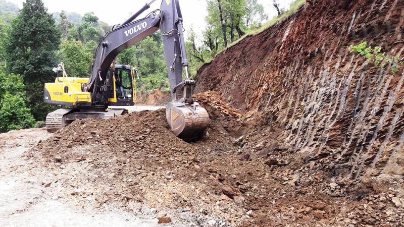 चार दिनपछि खुल्याे मध्यपहाडी लोकमार्ग