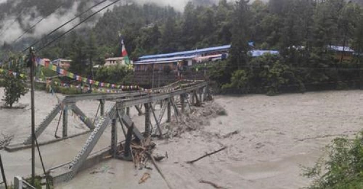 मस्र्याङ्दी नदीको पुल भासियो, खाद्यान्न ढुवानी रोकियो