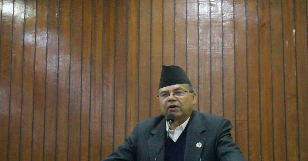 पूर्वप्रधानमन्त्री खनालद्वारा इलाम अस्पताललाई पीपीई वितरण