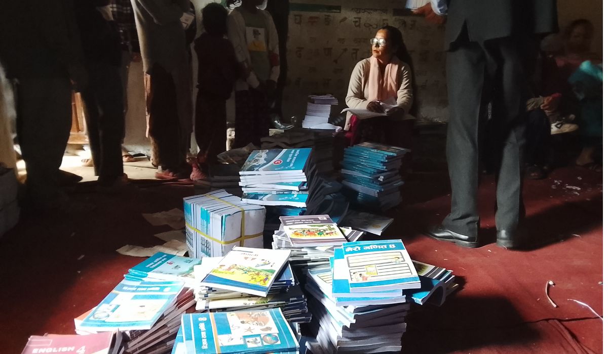 नयाँ शैक्षिक सत्रसँगै बाजुरामा भर्ना अभियान तीव्र, विद्यार्थीको हातहातमा पाठ्यपुस्तक