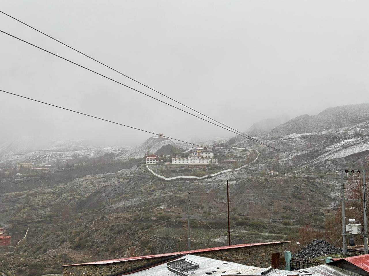 बर्खा लाग्यो, तर हिउँ पर्न छोडेन 