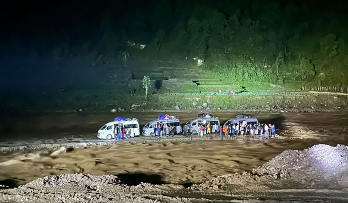  निरन्तर वर्षापछि बीपी राजमार्गमा सवारी सञ्चालन अस्थायी रूपमा रोकियो