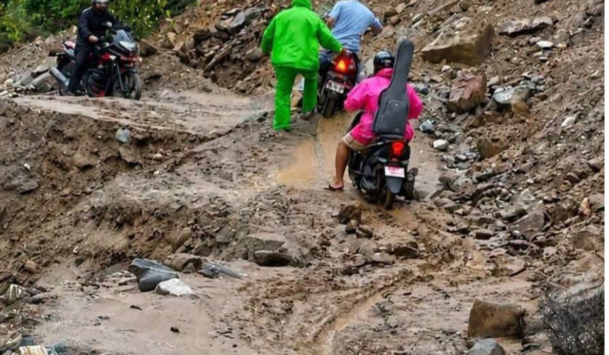 माइखोला क्षेत्रमा सडक भासिँदा मेची राजमार्ग अवरुद्ध, पूर्वी पहाडसँगको यातायात सम्पर्क ठप्प