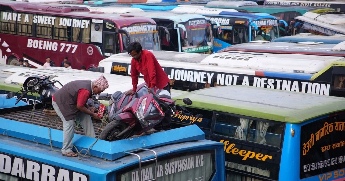 दसैँको रौनकसँगै सुनसान बन्दै राजधानी, घर जाने यात्रुको चाप बढ्यो