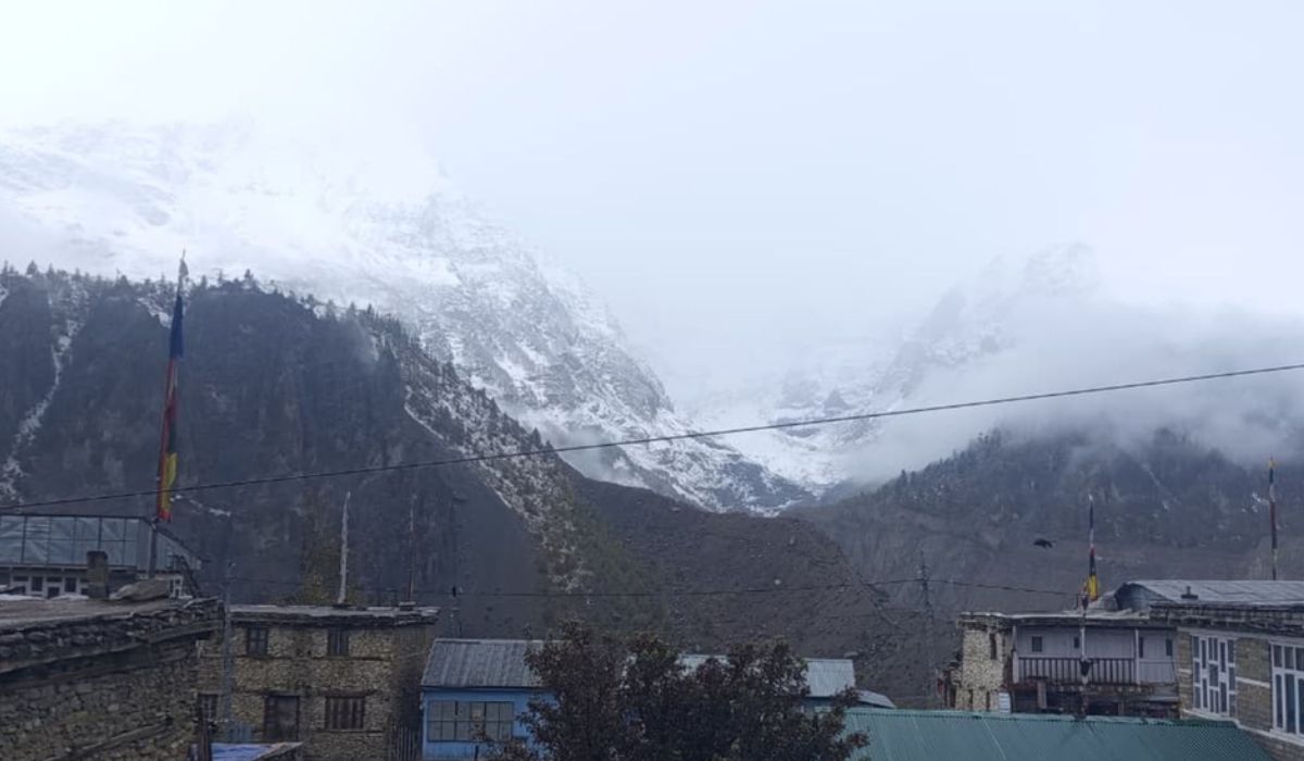 मनाङमा हिमपात र वर्षा, पर्यटकलाई यात्रा गर्न रोक