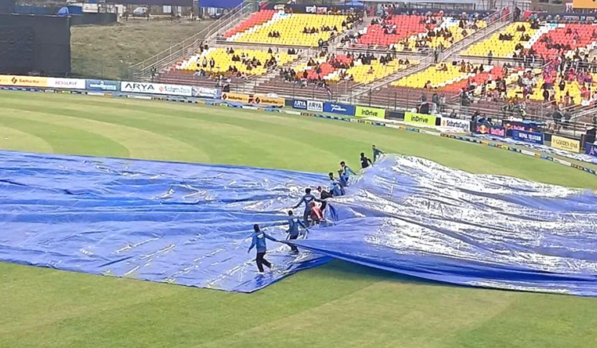 एनपीएलको पहिलो खेलपछि त्रिवि मैदानमा वर्षा, त्रिपालले ढाकियो मैदान