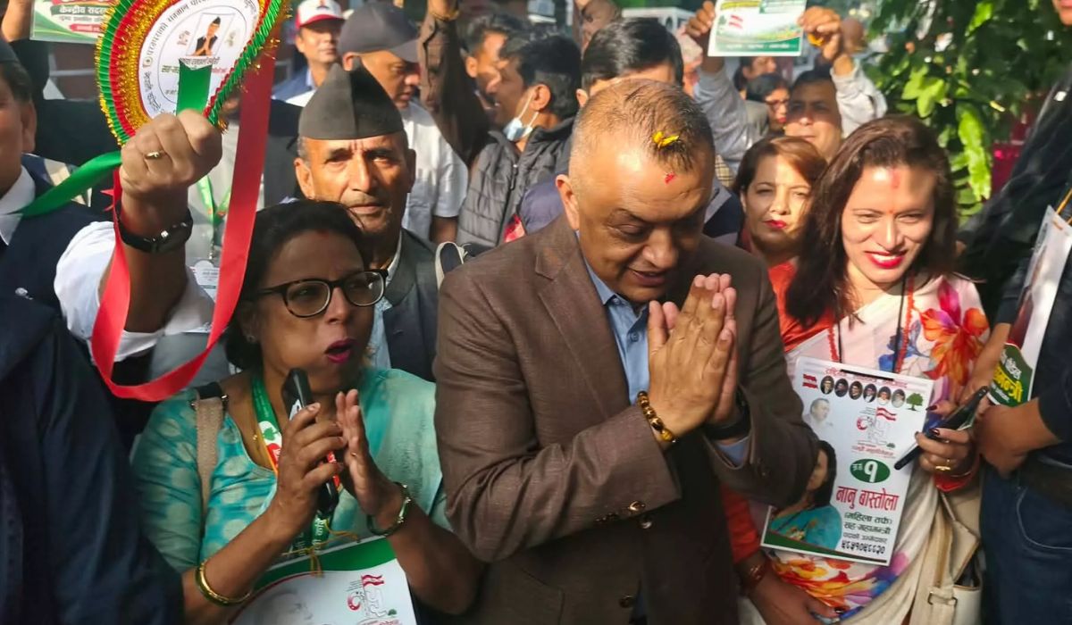 मतदाता लाइनमै पुगेर सभापतिका उम्मेदवार गगन थापाले मागे मत