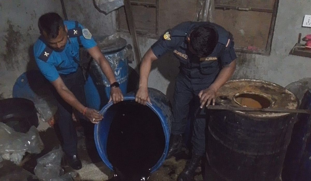 हेटौँडामा ६ हजार लिटर अवैध लोकल मदिरा प्रहरीद्वारा नष्ट