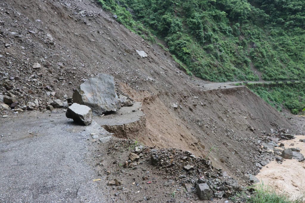 पहिराले बागलुङ–बेनी सडक अवरुद्ध