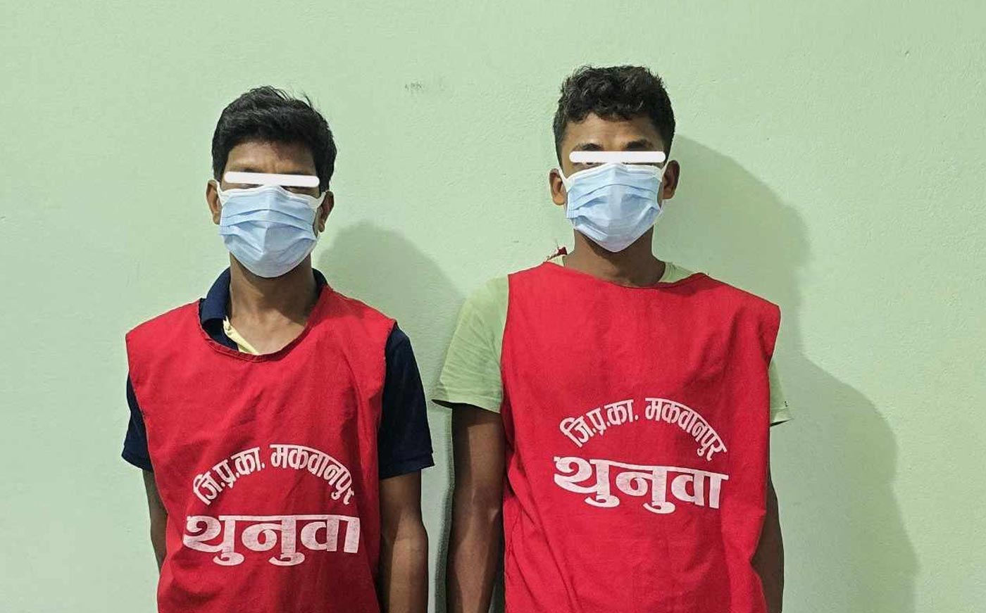 दश किलो चरेशसहित २ जना पक्राउ