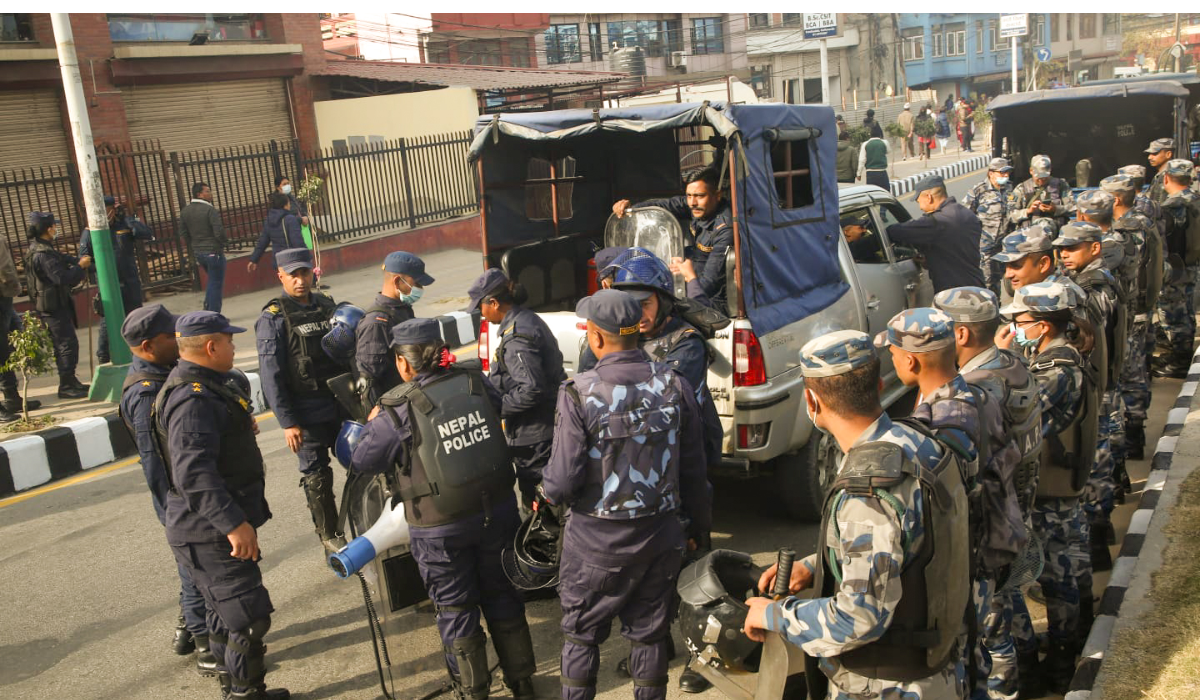 माइतीघरमा प्रहरीको माइकिङ: अनुमति बिना प्रदर्शन नगर्न आग्रह