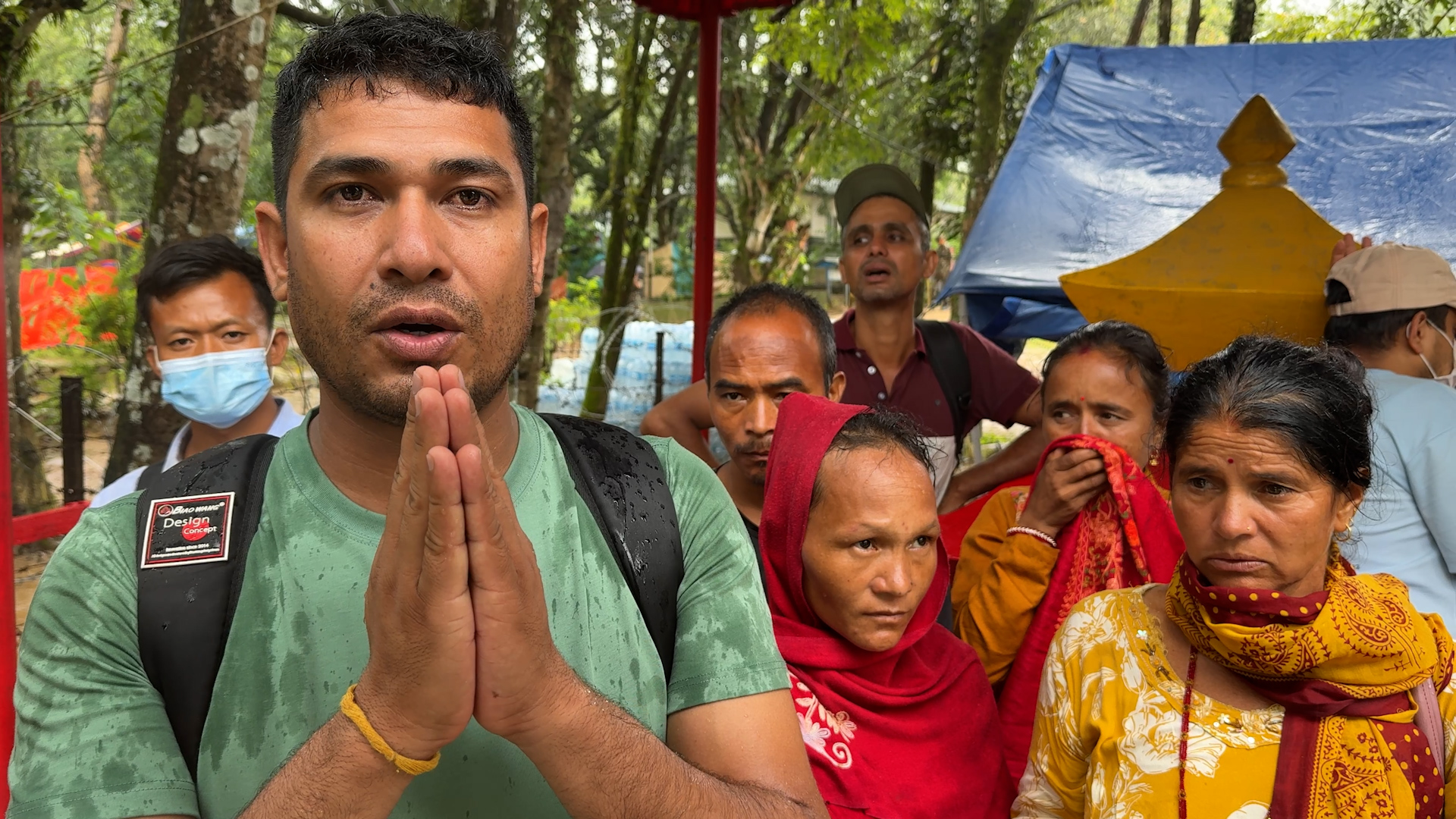 ब्यारेकमा आश्रित बाढीपीडितको गुहारः होटलमा महँगी भयो, चाउचाउ र बिस्कुट भए पनि मिलाइदिनूस्