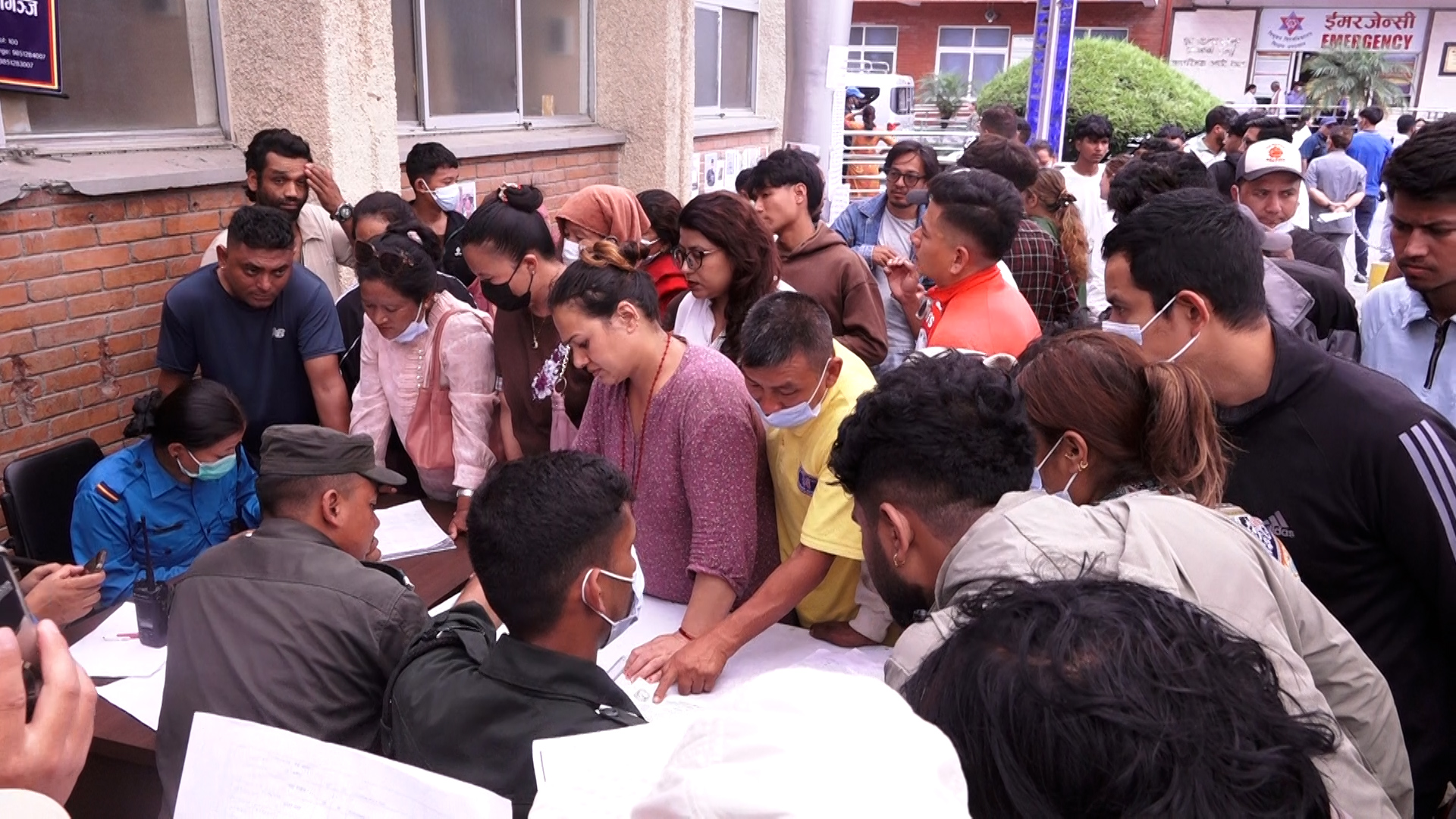 सास नभए लास भेट्टाउने आशमा आफन्तको खोजीमा अस्पताल धाउँदै बाढी प्रभावित
