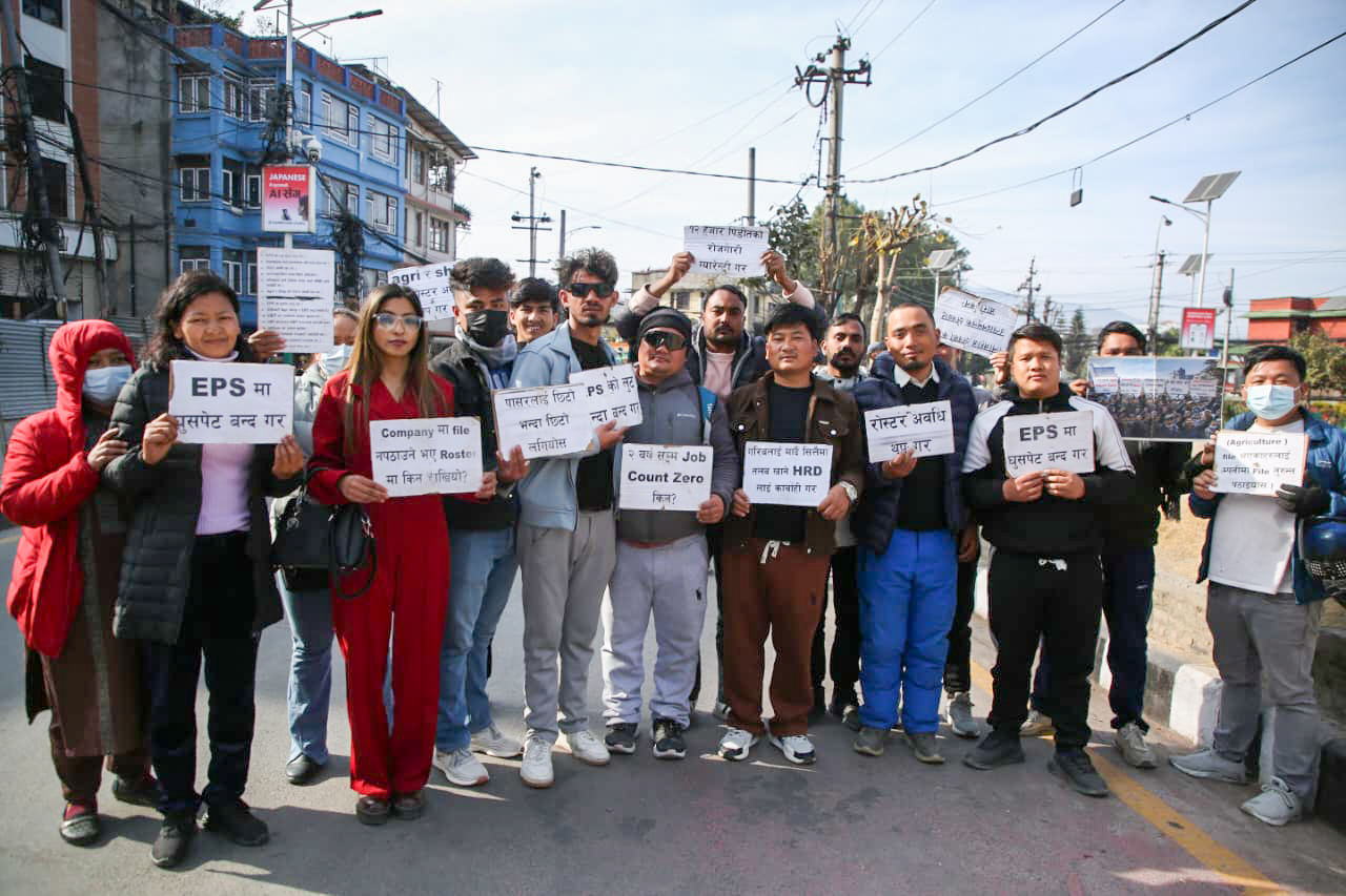 कोरियन भाषा परीक्षा उत्तीर्ण  विद्यार्थी आन्दोलित  (फोटो फिचर)