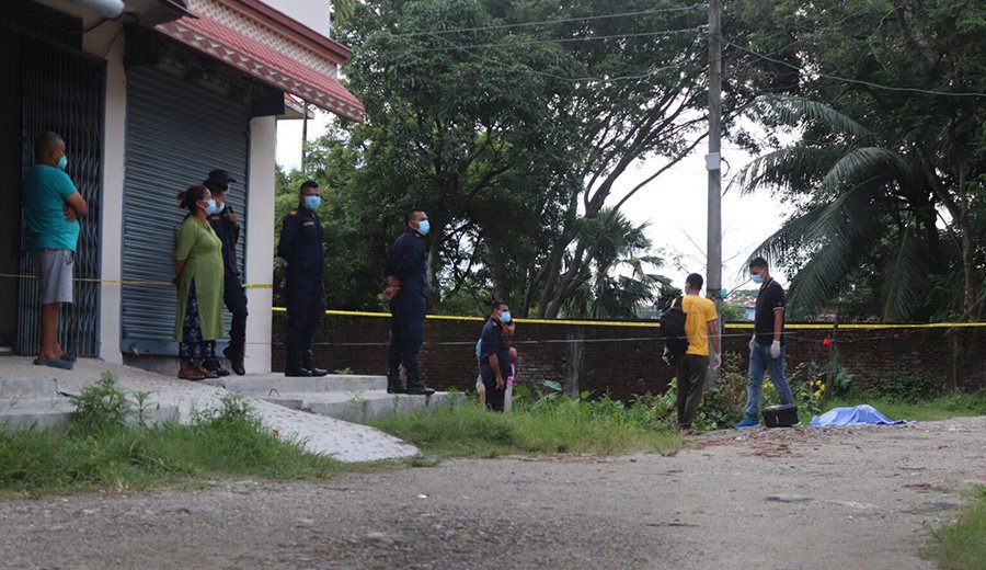 अर्धनग्न अवस्थामा आफ्नै घर अगाडि युवतीको शव फेला