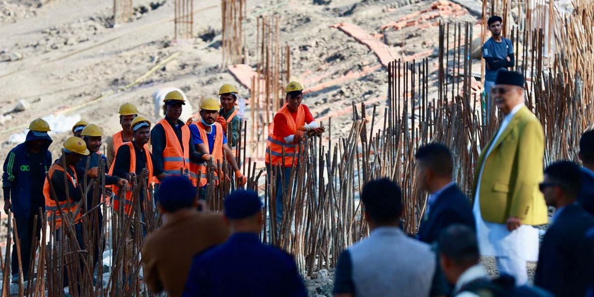 प्रधानमन्त्रीद्वारा त्रिवि क्रिकेट मैदानमा निर्माणाधीन प्यारापिटको निरीक्षण